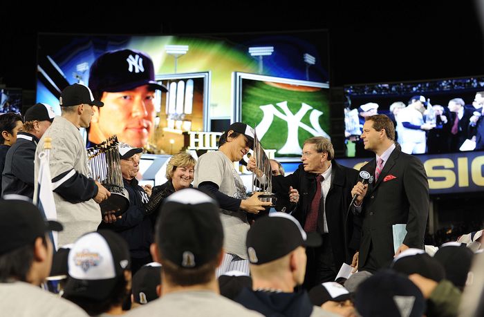 2009 MLB World Series Game 6 Yankees win 27th World Series Matsui becomes first Japanese player to win MVP Hideki Matsui  Yankees , NOVEMBER 4, 2009   MLB : Hideki Matsui of the New York Yankees receives the MVP trophy from MLB commissioner Bud Selig after their 7 3 win in Game Six of the 2009 MLB World Series at Yankee Stadium in the Bronx, NY, USA on November 4, 2009. Hideki Matsui of the New York Yankees receives the MVP trophy from MLB commissioner Bud Selig after their 7 3 win against the Philadelphia Phillies in Game Six of the 2009 MLB World Series at Yankee Stadium on November 4, 2009 in the Bronx, NY, USA. AFLO   0559 .