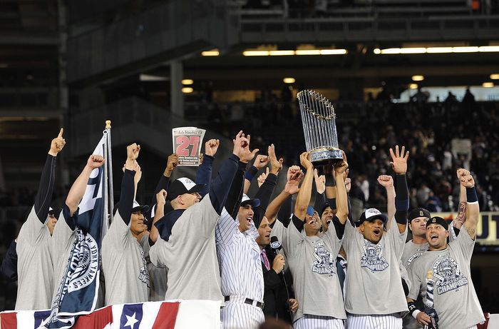 2009 MLB World Series Game 6 New York Yankees team group, Hideki Matsui  Yankees , NOVEMBER 4, 2009   MLB : Mariano Rivera of the New York Yankees holds up the World Series Championship trophy as New York Yankees players celebrate after their 7 3 win against the Philadelphia Phillies in Game Six of the 2009 MLB World Series at Yankee Stadium on November 4, 2009 in the Bronx, NY, USA.  Photo by AFLO   0559 .