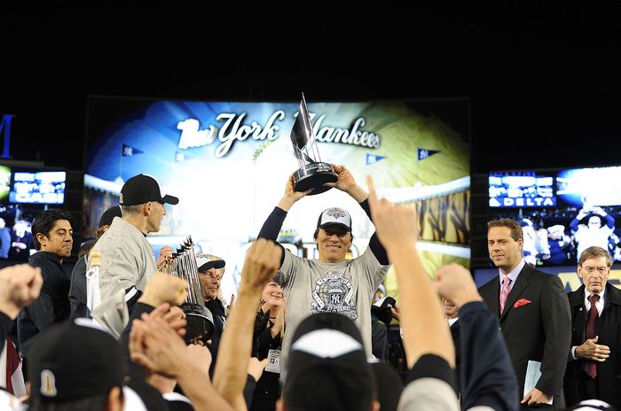 2009 MLB World Series Game 6 Yankees win 27th World Series Matsui becomes first Japanese player to win MVP Hideki Matsui  Yankees , NOVEMBER 4, 2009   MLB : Hideki Matsui of the New York Yankees celebrates with the MVP trophy after their 7 3 win against the Philadelphia Phillies in Game Six of the 2009 MLB World Series at Yankee Stadium on November 4, 2009 in the Bronx, NY, USA.  Photo by AFLO   0559 .