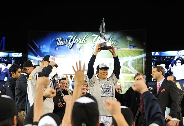 2009 MLB World Series Game 6 Yankees become world champions for the 27th time Matsui becomes first Japanese player to win MVP Hideki Matsui  Yankees , NOVEMBER 4, 2009   MLB : Hideki Matsui of the New York Yankees celebrates with the MVP trophy after their Yankees 7 3 win against the Philadelphia Phillies in Game Six of the 2009 MLB World Series at Yankee Stadium on November 4, 2009 in the Bronx, NY, USA.  Photo by AFLO   0559 .