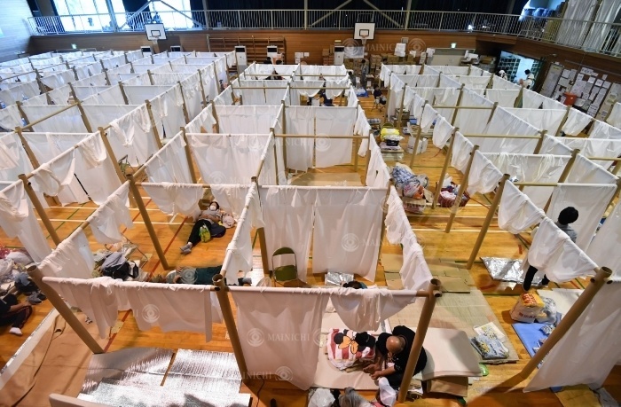 Partitions installed in a gymnasium at a shelter during the torrential rainstorms in western Japan Kurashiki, Okayama Partitions installed in a gymnasium at an evacuation center in the Mabi cho district of Kurashiki City, Okayama Prefecture, Japan, July 14, 2018, 4:10 p.m. Photo by Takeshi Inokai.