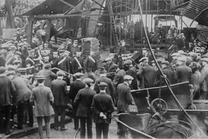Cardiff mine disaster [1913 Oct.] Photo shows the Sengenydd Colliery Disaster, Sengenydd, Wales. 439 men died in an explosion or from being trapped in the damaged shafts on 14 October 1913.