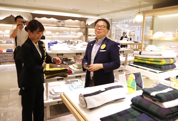Department store companies on sale for pre financing July 27, 2018, Tokyo, Japan   Japanese Economy, Trade and Industry Minister Hiroshige Seko purchases a premium towel called Imabari towel as he attends a promotional event of the  Premium Friday  at the Isetan department store in Tokyo on Friday, July 27, 2018. The Premium Friday campaign promoted workers to leave office 3 p.m. in the afternoon of the last Friday of the month for the stimulation of consumption such as shopping.       Photo by Yoshio Tsunoda AFLO  LWX  ytd 