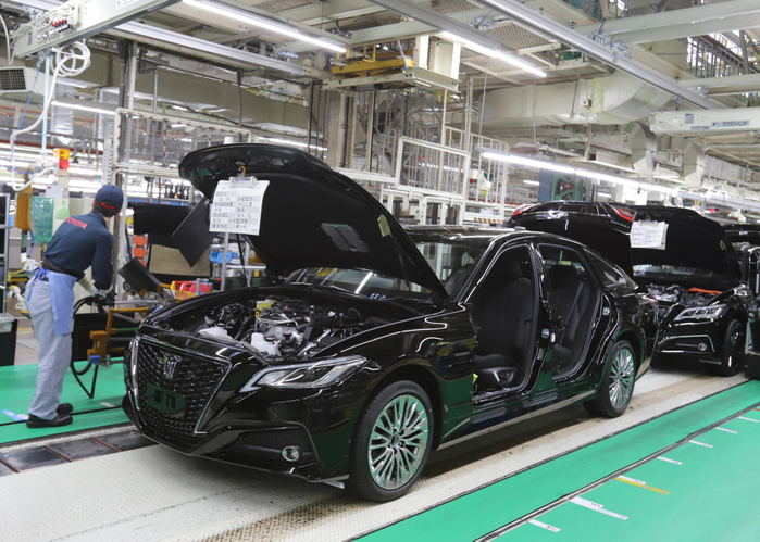 Motomachi Plant, Toyota Motor Corporation July 30, 2018, Toyota, Japan   A worker of Japanese automobile giant Toyota Motor assembles auto parts to newly designed Crown at the company s Motomachi plant in Toyota city near Nagoya, central Japan on Monday, July 30, 2018. Toyota received some 30,000 unit orders for Crown, seven months back orders, after one month of the the vehicle launched on Japanese market.       Photo by Yoshio Tsunoda AFLO  LWX  ytd 