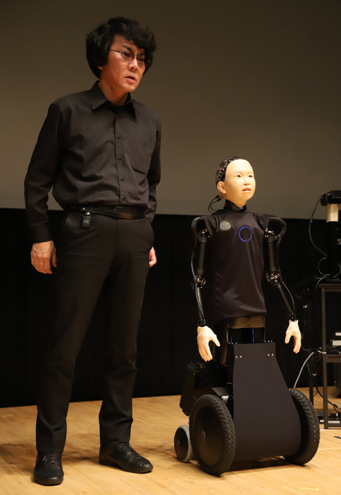 Android evolves further: Research team from Osaka University and other universities July 31, 2018, Tokyo, Japan   A child humanoid robot  ibuki , developed by Osaka University graduate school professor Hiroshi Ishiguro  L , is unveiled for the press at the National Museum of Emerging Science and Innovation or Miraikan in Tokyo on Tuesday, July 31, 2018. The 120cm tall eccentric wheels drive android has an expressive face and makes gestures with its hands.      Photo by Yoshio Tsunoda AFLO  LWX  ytd 