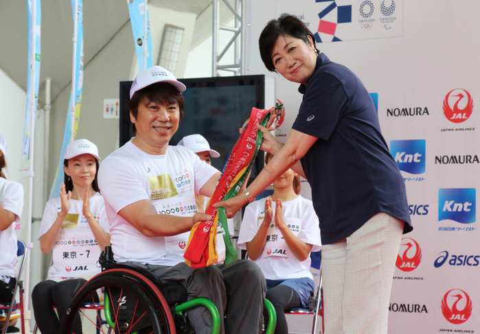 Tokyo 2020 Olympic and Paralympic Games 1000km Longitudinal Relay Goal August 7, 2018, Tokyo, Japan   Tokyo Governor Yuriko Koike  R  receives sashes of the relay after he and 150 runners finished the  1,000km relay to Tokyo  at the Komazawa stadium in Tokyo on Tuesday, August 7, 2018. Some 1,600 runners participated the marathon relay from Aomori to Tokyo for the commemoration of the 3.11 East Japan Great Earthquake.      Photo by Yoshio Tsunoda AFLO  LWX  ytd 