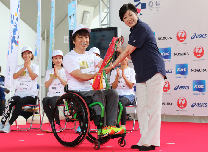 Tokyo 2020 Olympic and Paralympic Games 1000km Longitudinal Relay Goal August 7, 2018, Tokyo, Japan   Tokyo Governor Yuriko Koike  R  receives sashes of the relay after he and 150 runners Japanese wheelchair basketball player Shinji Negi  L  finished the  1,000km relay to Tokyo  at the Komazawa stadium in Tokyo on Tuesday, August 7, 2018. Some 1,600 runners participated the marathon relay from Aomori to Tokyo for the commemoration of the 3.11 East Japan Great Earthquake.      Photo by Yoshio Tsunoda AFLO  LWX  ytd 