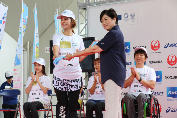 Tokyo 2020 Olympic and Paralympic Games 1000km Longitudinal Relay Goal August 7, 2018, Tokyo, Japan   Tokyo Governor Yuriko Koike  R  receives a sash from Japanese TV personality Suzanne  L  after she finished the  1,000km relay to Tokyo  at the Komazawa stadium in Tokyo on Tuesday, August 7, 2018. Some 1,600 runners participated the marathon relay from Aomori to Tokyo for the commemoration of the 3.11 East Japan Great Earthquake.      Photo by Yoshio Tsunoda AFLO  LWX  ytd 