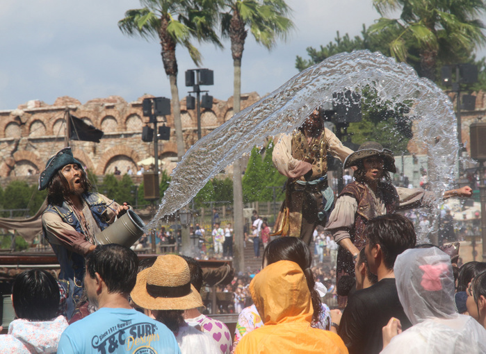 Summer Events at DisneySea August 14, 2018, Urayasu, Japan   A dancer in clad of a pirate uses a backet to spray water towards visitors during a special summer attraction  Pirates Summer Battle Get Wet  at the Tokyo DisneySea theme park in Urayasu, suburban Tokyo on Monday, August 14, 2018. DisneySea staff members splashed water to holidaymakers to cool off.          Photo by Yoshio Tsunoda AFLO  LWX  ytd