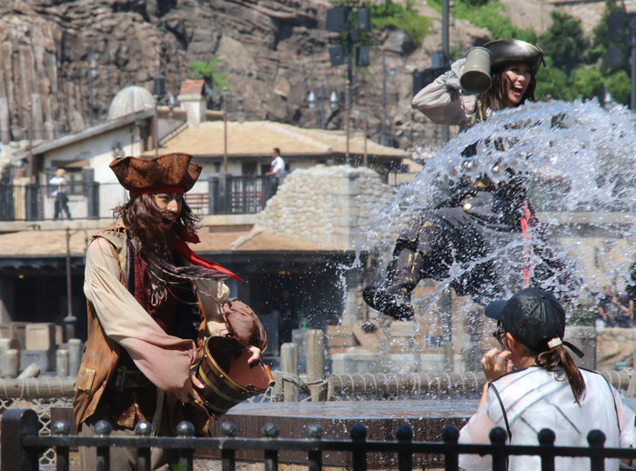 Summer Events at DisneySea August 14, 2018, Urayasu, Japan   A dancer in clad of a pirate uses a backet to spray water towards visitors during a special summer attraction  Pirates Summer Battle Get Wet  at the Tokyo DisneySea theme park in Urayasu, suburban Tokyo on Monday, August 14, 2018. DisneySea staff members splashed water to holidaymakers to cool off.          Photo by Yoshio Tsunoda AFLO  LWX  ytd
