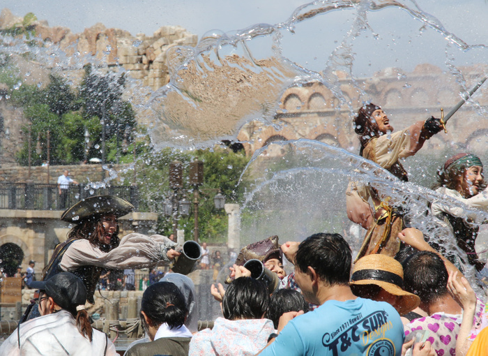 Summer Events at DisneySea August 14, 2018, Urayasu, Japan   Dancers in clad of pirates use backets to spray water towards visitors during a special summer attraction  Pirates Summer Battle Get Wet  at the Tokyo DisneySea theme park in Urayasu, suburban Tokyo on Monday, August 14, 2018. DisneySea staff members splashed water to holidaymakers to cool off.          Photo by Yoshio Tsunoda AFLO  LWX  ytd