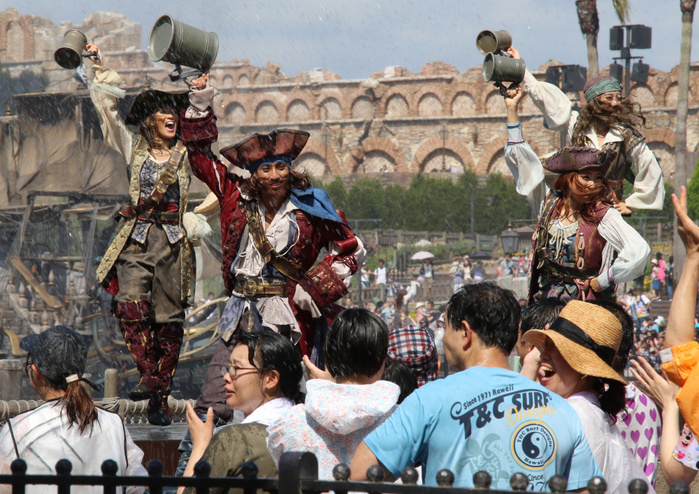 Summer Events at DisneySea August 14, 2018, Urayasu, Japan   Dancers in clad of pirates perform dancing as they spray water towards visitors during a special summer attraction  Pirates Summer Battle Get Wet  at the Tokyo DisneySea theme park in Urayasu, suburban Tokyo on Monday, August 14, 2018. DisneySea staff members splashed water to holidaymakers to cool off.          Photo by Yoshio Tsunoda AFLO  LWX  ytd