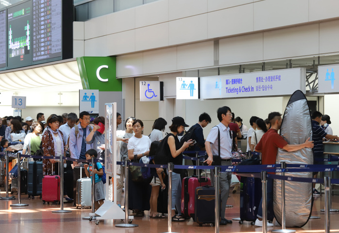 2018 Bon vacation U turn rush continues August 19, 2018, Tokyo, Japan   Travelers are crowded at a check in counter at the Haneda airport in Tokyo on Sunday, August 19, 2018 as they return to their home town after a week long Bon holidays in Japan.             Photo by Yoshio Tsunoda AFLO  LWX  ytd 