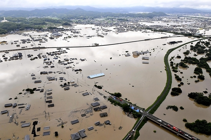 Aerial view of Mabi cho, Kurashiki City, Okayama Prefecture, where a large area was submerged by the torrential rain in western Japan. The death toll from the torrential rains that hit a wide swath of western Japan was well over 200, making it the worst torrential rain disaster since the beginning of the Heisei era. On the other hand, there are many people who survived the disaster by making appropriate decisions at an early stage, even though their homes and other structures were severely damaged.  Mabi cho, Kurashiki City, Okayama Prefecture, where a large area was submerged under water  photo by Tetsuya Kikumasa, taken from the head office helicopter on July 7 . Taken on July 7, 2018, the morning edition of the same month s 26th edition,   Survivors  Testimonies of the Torrential Rainstorm in Western Japan  in the morning edition on July 26, 2018.
