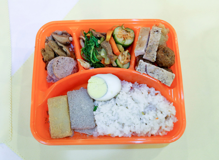 A lunch box which North Korea prepared to distribute to hotel rooms where South Koreans are meeting their North Korean relatives during an inter Korean family reunion at Oekumgang hotel in Mt. Kumgang resort Inter Korean Family Reunion, Aug 21, 2018 : A lunch box which North Korea prepared to distribute to hotel rooms where South Koreans are meeting their North Korean relatives during an inter Korean family reunion at Oekumgang hotel in Mt. Kumgang resort, North Korea in this picture taken by Joint Press Corps at Mt. Kumgang and handouted by the South Korean Ministry of Unification. Eighty nine elderly South Koreans crossed the Demilitarized Zone separating the two Koreas along the eastern coast of Korean peninsula on August 20 to meet their North Korean relatives for the first time since they were mostly separated by the 1950 53 Korean War, during a three day inter Korean family reunion. The family reunion event is the first of its kind since October 2015. The two Koreas have held 20 rounds of family reunions since the first ever inter Korean summit in 2000. About 57,000 South Koreans in their 70s or older are waiting to see their family members who might be living in North Korea, local media reported. EDITORIAL USE ONLY  Photo by Joint Press Corps at Mt. Kumgang The South Korean Ministry of Unification Handout AFLO   NORTH KOREA 