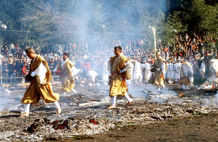 Japanese Festivals  Mt. Takao Fire walking  Festival  March 8, 1987   Japan: March 8, 1987 Mt. Takao   Annual rite of walking over smoldering firewoods at Mt. Takao in the western suburbs of Tokyo. Priests, religious persons and on lookers walk over firewoods still smoldering, wishing to be fit and stay healthy through the year.  Photo by Fujifotos AFLO   3618  