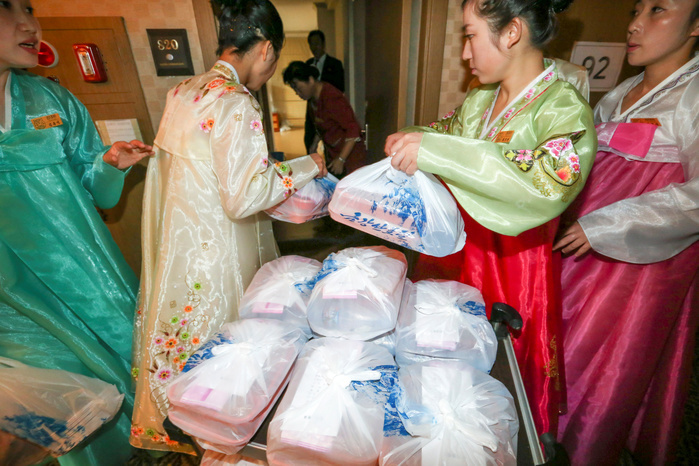 South and North Korean family reunion in Mount Kumgang Inter Korean Family Reunion, Aug 21, 2018 : North Korean hotel workers carry lunch boxes to distribute them to hotel rooms where South Koreans are meeting their North Korean relatives during an inter Korean family reunion at Oekumgang hotel in Mt. Kumgang resort, North Korea in this picture taken by Joint Press Corps at Mt. Kumgang and handouted by the South Korean Ministry of Unification. Eighty nine elderly South Koreans crossed the Demilitarized Zone separating the two Koreas on August 20 to meet their North Korean relatives for the first time since they were mostly separated by the 1950 53 Korean War, during a three day inter Korean family reunion. About 57,000 South Koreans in their 70s or older are waiting to see their family members who might be living in North Korea, local media reported. EDITORIAL USE ONLY  Photo by Joint Press Corps at Mt. Kumgang The South Korean Ministry of Unification Handout AFLO   NORTH KOREA 