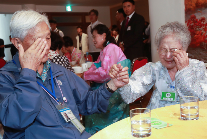 North and South Korean family members say their farewells after an inter Korean family reunion in Mt. Kumgang resort Inter Korean Family Reunion, Aug 22, 2018 : South Korean Kim Byung Ohsoon  L, 88  and his North Korean younger sister Kim Soon Ok  81  bid farewells to each other at Kumgangsan hotel in Mt. Kumgang resort, North Korea in this picture taken by Joint Press Corps at Mt. Kumgang and handouted by the South Korean Ministry of Unification. Eighty nine elderly South Koreans crossed the Demilitarized Zone separating the two Koreas on August 20 to meet their North Korean relatives for the first time since they were mostly separated by the 1950 53 Korean War, during a three day inter Korean family reunion. The two Koreas have held 20 rounds of family reunions since the first ever inter Korean summit in 2000. About 57,000 South Koreans in their 70s or older are waiting to see their family members who might be living in North Korea, local media reported. Picture taken on August 22, 2018. EDITORIAL USE ONLY.  Photo by Joint Press Corps at Mt. Kumgang The South Korean Ministry of Unification Handout   NORTH KOREA 