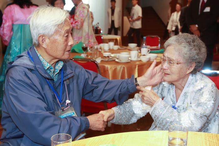North and South Korean family members say their farewells after an inter Korean family reunion in Mt. Kumgang resort Inter Korean Family Reunion, Aug 22, 2018 : South Korean Kim Byung Ohsoon  L, 88  and his North Korean younger sister Kim Soon Ok  81  bid farewells to each other at Kumgangsan hotel in Mt. Kumgang resort, North Korea in this picture taken by Joint Press Corps at Mt. Kumgang and handouted by the South Korean Ministry of Unification. Eighty nine elderly South Koreans crossed the Demilitarized Zone separating the two Koreas on August 20 to meet their North Korean relatives for the first time since they were mostly separated by the 1950 53 Korean War, during a three day inter Korean family reunion. The two Koreas have held 20 rounds of family reunions since the first ever inter Korean summit in 2000. About 57,000 South Koreans in their 70s or older are waiting to see their family members who might be living in North Korea, local media reported. Picture taken on August 22, 2018. EDITORIAL USE ONLY.  Photo by Joint Press Corps at Mt. Kumgang The South Korean Ministry of Unification Handout   NORTH KOREA 