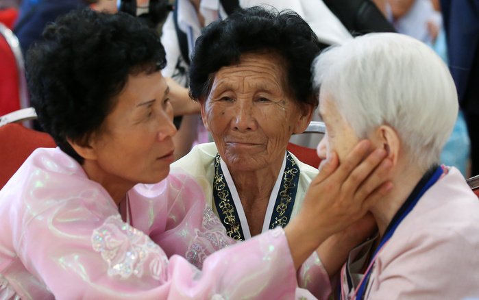 North and South Korean family members say their farewells after an inter Korean family reunion in Mt. Kumgang resort Inter Korean Family Reunion, Aug 22, 2018 : South Korean Lee Geum Yeon  R, 87  and her North Korean sister in law Ko Jung Hee  C, 77  and niece Ri Kyung Soon  53  bid farewells to each other at Kumgangsan hotel in Mt. Kumgang resort, North Korea in this picture taken by Joint Press Corps at Mt. Kumgang and handouted by the South Korean Ministry of Unification. Eighty nine elderly South Koreans crossed the Demilitarized Zone separating the two Koreas on August 20 to meet their North Korean relatives for the first time since they were mostly separated by the 1950 53 Korean War, during a three day inter Korean family reunion. The two Koreas have held 20 rounds of family reunions since the first ever inter Korean summit in 2000. About 57,000 South Koreans in their 70s or older are waiting to see their family members who might be living in North Korea, local media reported. Picture taken on August 22, 2018. EDITORIAL USE ONLY.  Photo by Joint Press Corps at Mt. Kumgang The South Korean Ministry of Unification Handout   NORTH KOREA 