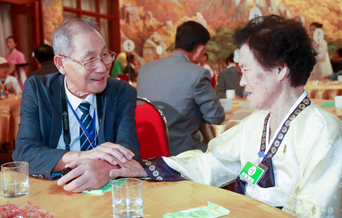North and South Korean family members say their farewells after an inter Korean family reunion in Mt. Kumgang resort Inter Korean Family Reunion, Aug 22, 2018 : South Korean Kim Bong Eoh  L, 82  and his North Korean younger sister Kim Pal Nyeo bid farewells to each other at Kumgangsan hotel in Mt. Kumgang resort, North Korea in this picture taken by Joint Press Corps at Mt. Kumgang and handouted by the South Korean Ministry of Unification. Eighty nine elderly South Koreans crossed the Demilitarized Zone separating the two Koreas on August 20 to meet their North Korean relatives for the first time since they were mostly separated by the 1950 53 Korean War, during a three day inter Korean family reunion. The two Koreas have held 20 rounds of family reunions since the first ever inter Korean summit in 2000. About 57,000 South Koreans in their 70s or older are waiting to see their family members who might be living in North Korea, local media reported. Picture taken on August 22, 2018. EDITORIAL USE ONLY.  Photo by Joint Press Corps at Mt. Kumgang The South Korean Ministry of Unification Handout   NORTH KOREA 