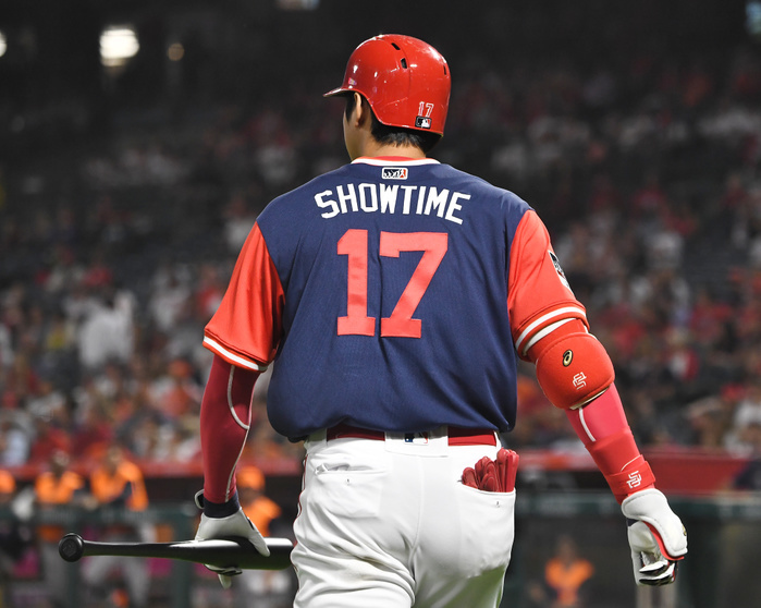 2018 MLB Los Angeles Angels pinch hitter Shohei Ohtani wears a jersey with his nickname  SHOWTIME  on the back as he waits on deck in the eighth inning during the Major League Baseball game against the Houston Astros at Angel Stadium in Anaheim, California, United States, August 24, 2018.  Photo by AFLO 