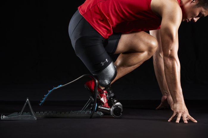 Athletes with prosthetic track and field legs starting