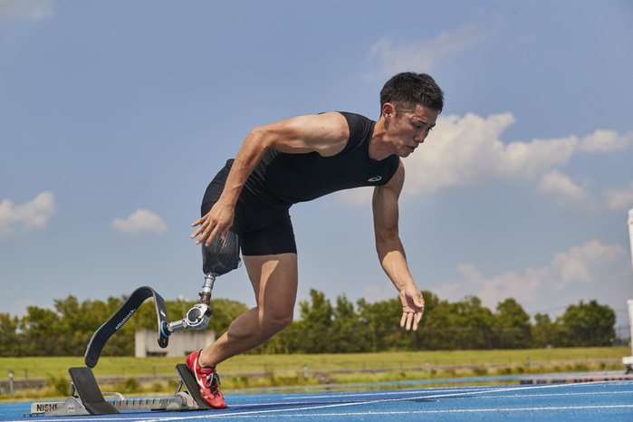 Athletes with prosthetic track and field legs starting