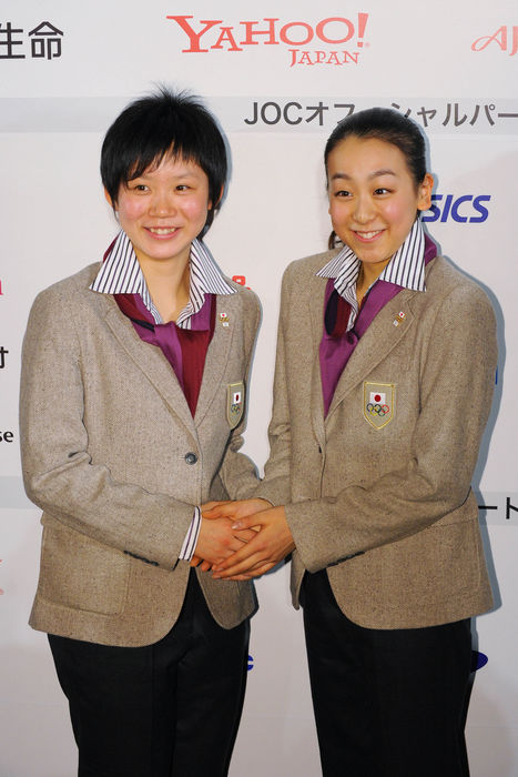 Asada and Takagi meet for the first time at the Vancouver Olympics pep rally.  L to R  Miho Takagi  JPN , Mao Asada  JPN , JANUARY 18, 2010   Olympic : Japan National Team Send off Party for Vancouver Olympic Games at The Prince Park Tower, Tokyo, Japan.  Photo by AFLO SPORT   1045 .
