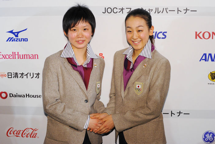 Asada and Takagi meet for the first time at the Vancouver Olympic pep rally.  L to R  Miho Takagi  JPN , Mao Asada  JPN , JANUARY 18, 2010   Olympic : Japan National Team Send off Party for Vancouver Olympic Games at The Prince Park Tower, Tokyo, Japan.  Photo by AFLO SPORT   1045 .