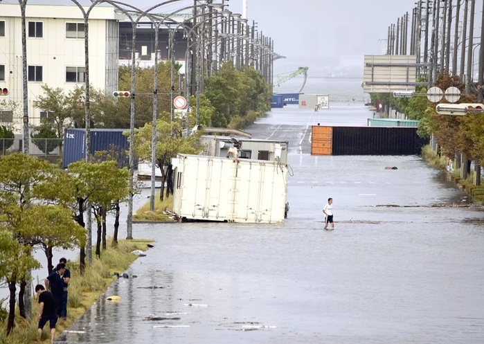 Typhoon No. 21 Crosses the Japanese Archipelago The coastal area of Rokko Island inundated by the storm surge. Containers were washed to the road at 5:02 p.m. on September 4 in Higashinada ku, Kobe.