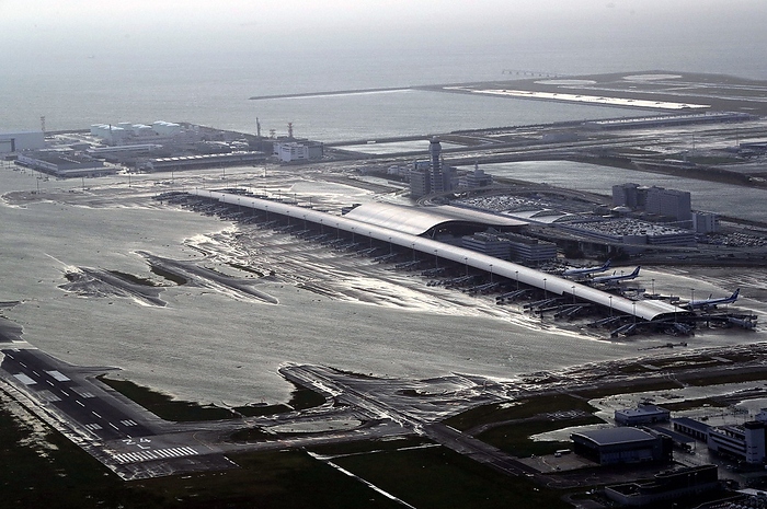 Typhoon No. 21 Caused Extensive Damage at Kansai International Airport Kansai International Airport, where the runway was flooded, photographed by Kentaro Ikushima from the head office helicopter at 6 p.m. on September 4, 2018.
