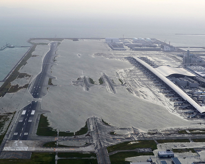 Typhoon No. 21 Caused Extensive Damage at Kansai International Airport Kansai International Airport, where the runway was flooded, 5:55 p.m., September 4, 2018  photo by Kentaro Ikushima from the head office helicopter.