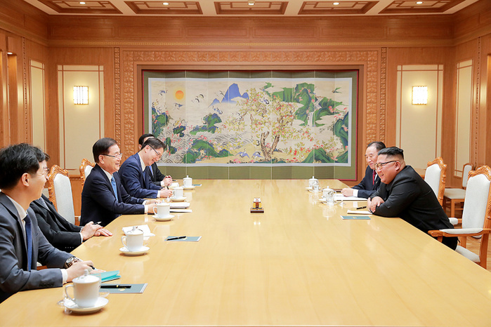 Chung Eui Yong, special envoy of South Korean President Moon Jae In meets North Korean leader Kim Jong Un in Pyongyang Kim Jong Un and Chung Eui Yong, Sep 5, 2018 : Chung Eui Yong  3rd L , special envoy of South Korean President Moon Jae In and head of the presidential National Security Office, meets North Korean leader Kim Jong Un  R  in Pyongyang, North Korea in this photo handouted by South Korea s presidential Blue House. North Korean leader Kim Jong Un has renewed his commitment to making the Korean Peninsula free of nuclear weapons in his recent meeting with a South Korean delegation that visited Pyongyang to arrange a third inter Korean summit for this year, North Korean state run media said on Sep 6, 2018, according to local media in Seoul. EDITORIAL USE ONLY  Photo by The Blue House Handout AFLO   NORTH KOREA 