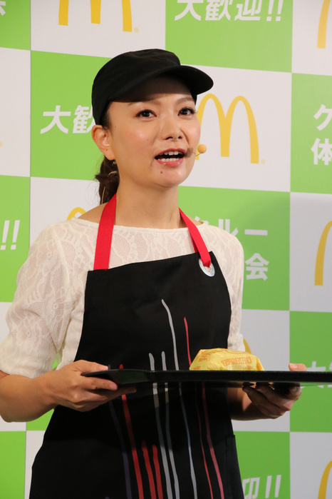 Mack launches fall crew recruitment campaign. September 6, 2018, Tokyo, Japan   Japanese TV personality Kei Yasuda of former member of girls only pop group Morning Musume in uniform of McDonald s Japan attends one day trainee program for McDonald s restaurant in Tokyo on Thursday, September 6, 2018. McDonald s Japan will start the new campaign from September 10 to recruit housewives for their restaurant staffs.   Photo by Yoshio Tsunoda AFLO  LWX  ytd 