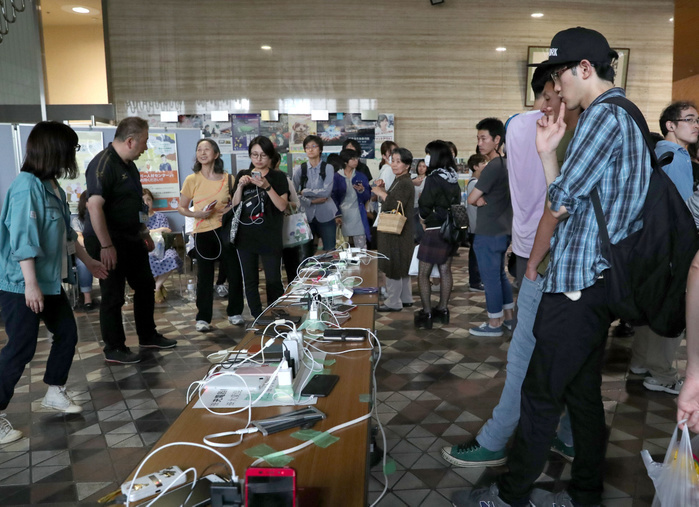 Magnitude 7 earthquake in Hokkaido Hokkaido earthquake: People visit Sapporo City Hall to charge their cell phones and smartphones on September 6, 2018  Date 20180906  Location Sapporo, Japan