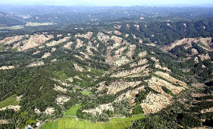 Hokkaido Earthquake Slopes collapsed on many mountains, causing extensive damage to surrounding buildings and roads. Slopes collapsed on many mountains, causing extensive damage to nearby buildings and roads, from a helicopter at headquarters in Atsuma, Hokkaido, Japan, Sept. 6, 2018. Aerial view. Morning edition, September 7 of the same year.