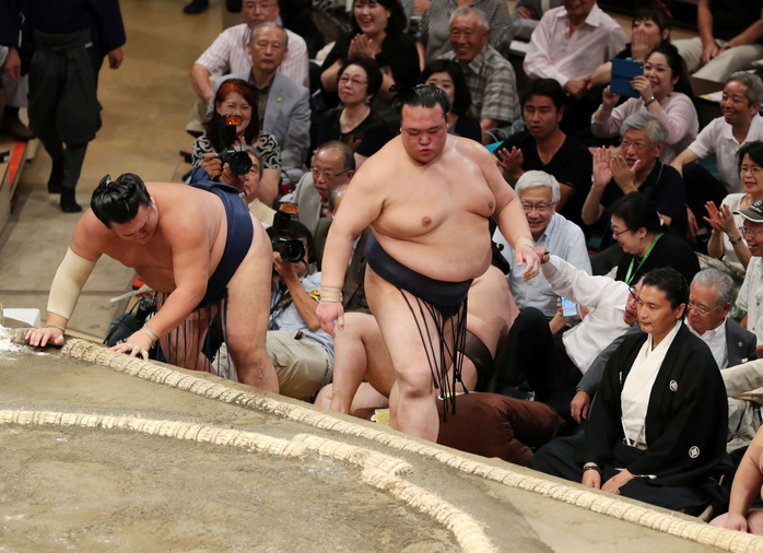 Sumo Tournament, Autumn Tournament, 1st day Rare sumo wrestler Rare sumo wrestler Rise no sato, right, defeats Sei  right  with a leaning over, September 9, 2018  photo date 20180909  photo location Ryogoku Kokugikan
