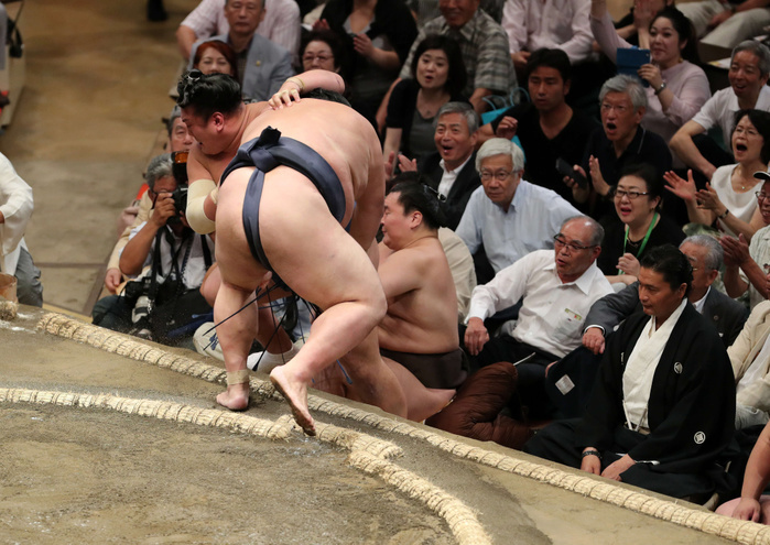 Sumo Tournament, Autumn Tournament, 1st day Rare sumo wrestler Rare no sato falls on top of Hakuho  center  after gaining momentum  fourth from left is Takanohana s master, September 9, 2018  photo date 20180909  photo location Ryogoku Kokugikan