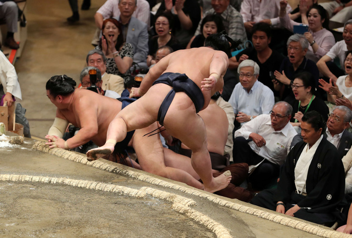 Sumo Tournament, Autumn Tournament, 1st day Rare sumo wrestler Rare no sato falls on top of Hakuho  center  after gaining momentum  fourth from left is Takanohana s master, September 9, 2018  photo date 20180909  photo location Ryogoku Kokugikan