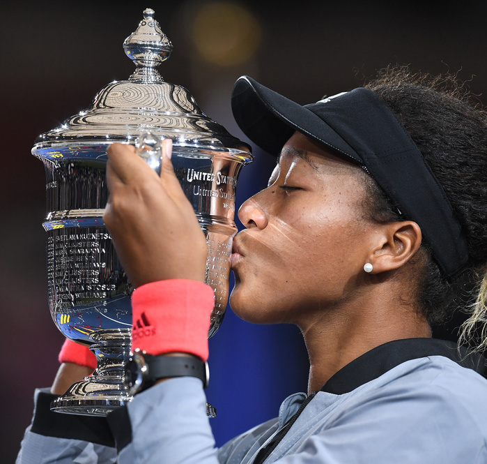2018 US Open Women s Final Naomi Osaka Wins First Grand Slam Naomi Osaka of Japan kisses the trophy during the award ceremony after winning the women s singles final match of the US Open tennis tournament at Arthur Ashe Stadium, USTA Billie Jean King National Tennis Center in Flushing, Queens, New York City, United States, September 8, 2018.  Photo by AFLO 