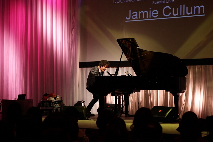 Jamie Cullum, Feb 11, 2010 : British singer Jamie Cullum sings at Omotesando Hills in Tokyo, Japan. (Photo by Naho Yoshizawa/AFLO) [1142]