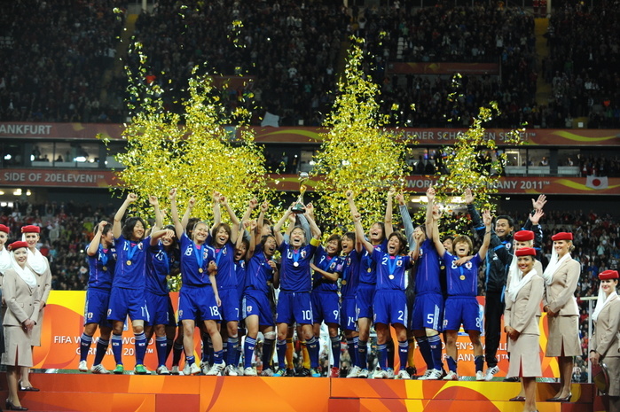 2011 FIFA Women s World Cup Nadeshiko Japan wins first place Japan team group  JPN , JULY 17, 2011   Football   Soccer : Japan players celebrate with the trophy after winning the FIFA Women s World Cup Germany 2011 Final match between Japan 2 3 1 2 United States at Commerzbank Arena in Frankfurt am Main, Germany.  Photo by JFA AFLO 