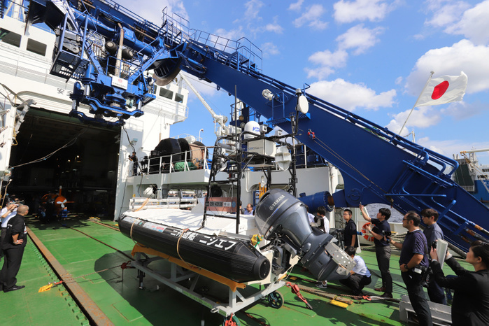 Undersea Exploration Team Unveils Newly Developed Robot September 18, 2019, Yokosuka, Japan   Japan s team KUROSHIO displays the autonomous surface vehicle  ASV  to monitor and communicate with autonomous underwater vehicles  AUVs  on the deck of Japan Agency for Maritime Earth Science and Technology s  JAMSTEC  vessel  Yokosuka  as they will start their test voyage for the Shell Ocen Discovery XPRIZE at Japan s coastal deep sea zone at JAMSTEC headquarters in Yokosukam suburban Tokyo on Tuesday, September 18, 2018. Shell Ocean Discovery XPRIZE is a challenge to make a 500 square kilometers map of seabed depth of 4000 meters with AUVs and final round competition will be held in November.   Photo by Yoshio Tsunoda AFLO  LWX  ytd 