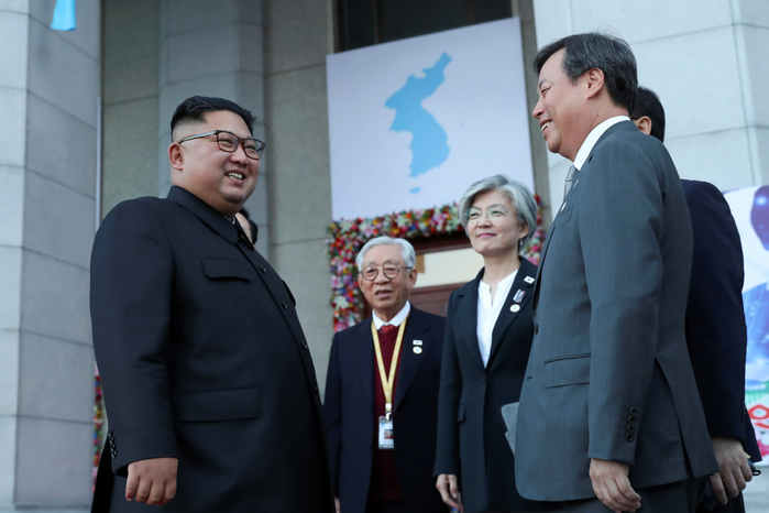 Inter Korean Summit in Pyongyang Inter Korean Summit, Sep 18, 2018 : North Korean leader Kim Jong Un  L  talks with South Korean Unification Minister Cho Myoung Gyon  2nd R  and South Korean Foreign Minister Kang Kyung Wha  3rd R  as he waits for South Korean President Moon Jae In before they watch art performance of the Samjiyon Band to be held to welcome visiting South Korean President Moon at the Pyongyang Grand Theatre in Pyongyang, North Korea. EDITORIAL USE ONLY  Photo by Pyeongyang Press Corps Pool AFLO   NORTH KOREA 