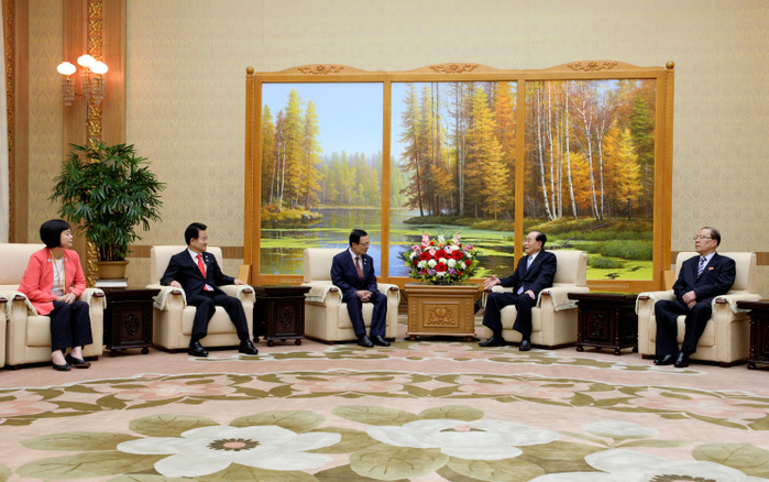 Inter Korean Summit in Pyongyang  Inter Korean Summit, Sep 19, 2018 : The President of the Presidium of the Supreme People s Assembly of North Korea Kim Yong Nam  2nd R  talks with the chairman of South Korea s ruling Democratic Party  DP  Lee Hae chan  C , leader of the Party for Democracy and Peace of South Korea Chung Dong young  2nd L  and head of the Justice Party of South Korea Lee Jeong mi  L , who were visiting the North accompanying South Korean President Moon Jae in, at the Mansudae Assembly Hall in Pyongyang, North Korea. EDITORIAL USE ONLY  Photo by Pyeongyang Press Corps Pool AFLO   NORTH KOREA 