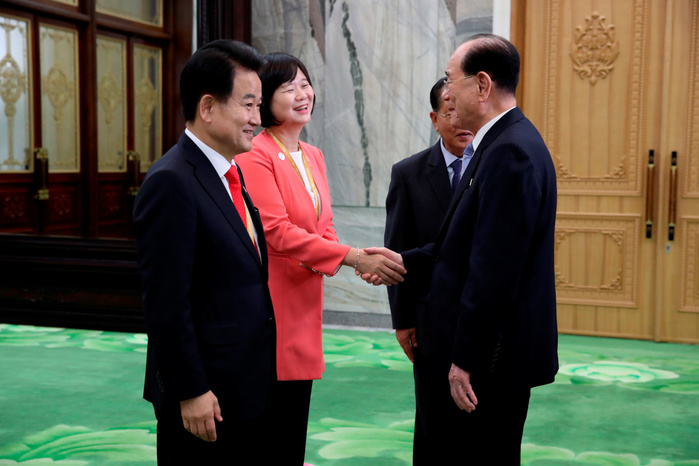 Inter Korean Summit in Pyongyang  Inter Korean Summit, Sep 19, 2018 : The President of the Presidium of the Supreme People s Assembly of North Korea Kim Yong Nam  R  greets leader of the Party for Democracy and Peace of South Korea Chung Dong young  L  and head of the Justice Party of South Korea Lee Jeong mi  2nd L , who were visiting the North accompanying South Korean President Moon Jae in, before their talks at the Mansudae Assembly Hall in Pyongyang, North Korea. EDITORIAL USE ONLY  Photo by Pyeongyang Press Corps Pool AFLO   NORTH KOREA 