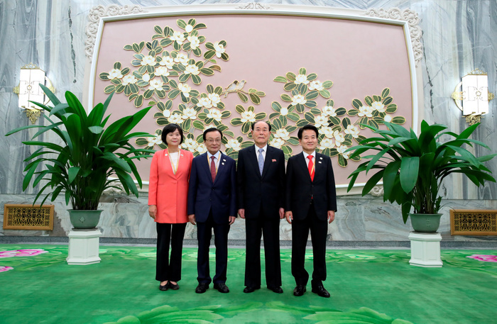Inter Korean Summit in Pyongyang  Inter Korean Summit, Sep 19, 2018 : The President of the Presidium of the Supreme People s Assembly of North Korea Kim Yong Nam  2nd R  poses with the chairman of South Korea s ruling Democratic Party  DP  Lee Hae chan  2nd L , leader of the Party for Democracy and Peace of South Korea Chung Dong young  R  and head of the Justice Party of South Korea Lee Jeong mi, who were visiting the North accompanying South Korean President Moon Jae in, at the Mansudae Assembly Hall in Pyongyang, North Korea. EDITORIAL USE ONLY  Photo by Pyeongyang Press Corps Pool AFLO   NORTH KOREA 