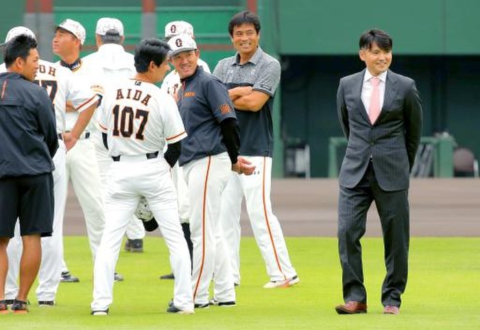 Sugiuchi, who announced his retirement, greets the 2nd and 3rd teams. Giants  Toshiya Sugiuchi visits to greet the second and third teams. At Giants stadium.Photo taken September 14, 2018. 
