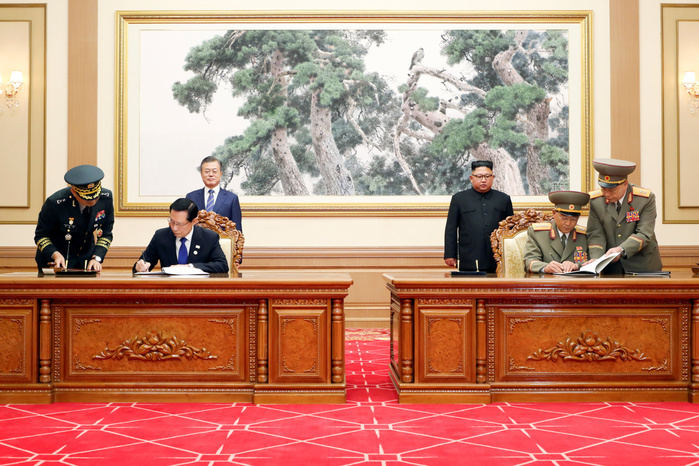 Inter Korean Summit in Pyongyang  Inter Korean Summit, Sep 19, 2018 : South Korean Defence Minister Song Young Moo  front 2nd L  and his North Korean counterpart No Kwang Chol  front 2nd R  sign on an agreement about military issues as South Korean President Moon Jae In and North Korean leader Kim Jong Un look on at the Paekhwawon State Guest House in Pyongyang, North Korea. The two Koreas agreed on Wednesday to set maritime, air and ground buffer zones in front line areas as part of efforts to reduce military tensions, prevent accidental clashes and build trust, local media reported. EDITORIAL USE ONLY  Photo by Pyeongyang Press Corps Pool AFLO   NORTH KOREA 